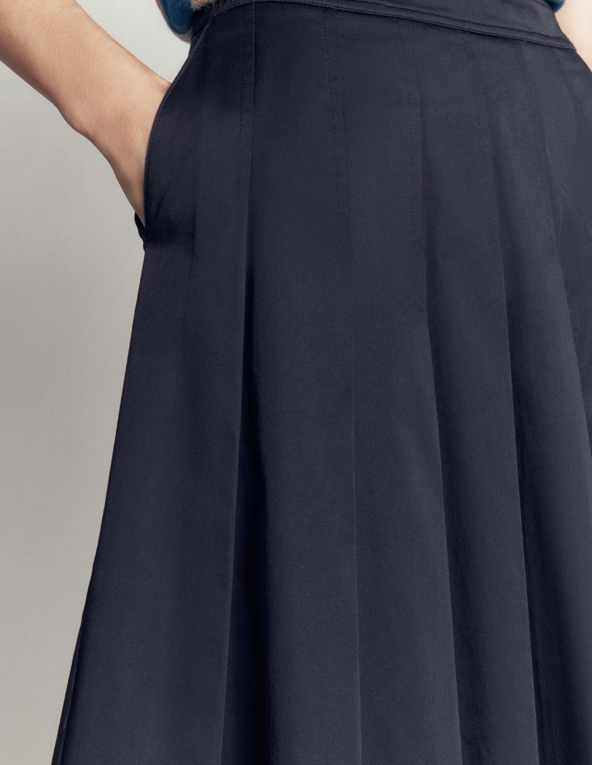 Aya Cotton Sateen Midi Skirt-Navy - Image 2