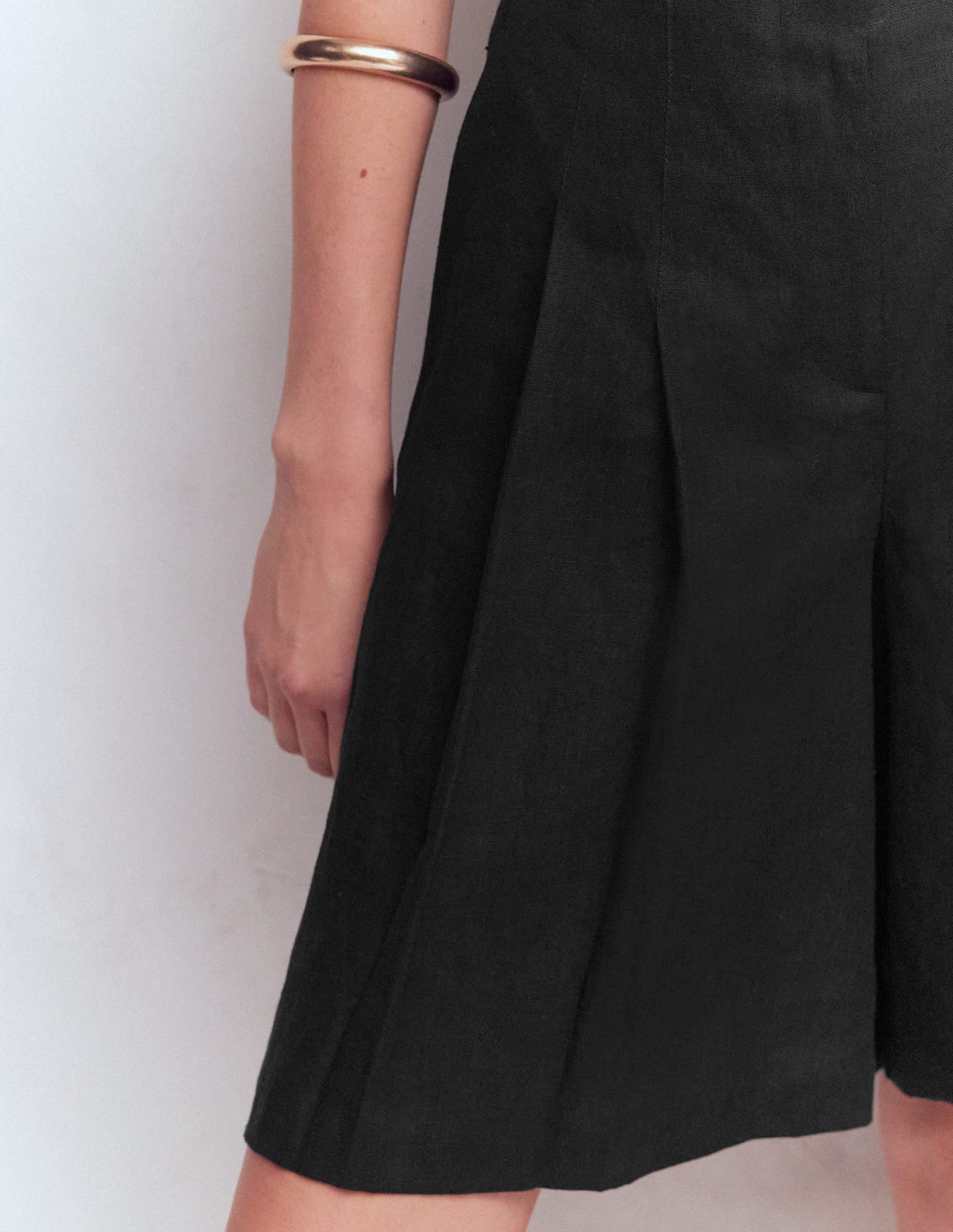 Highbury Linen Shorts-Black - Image 2