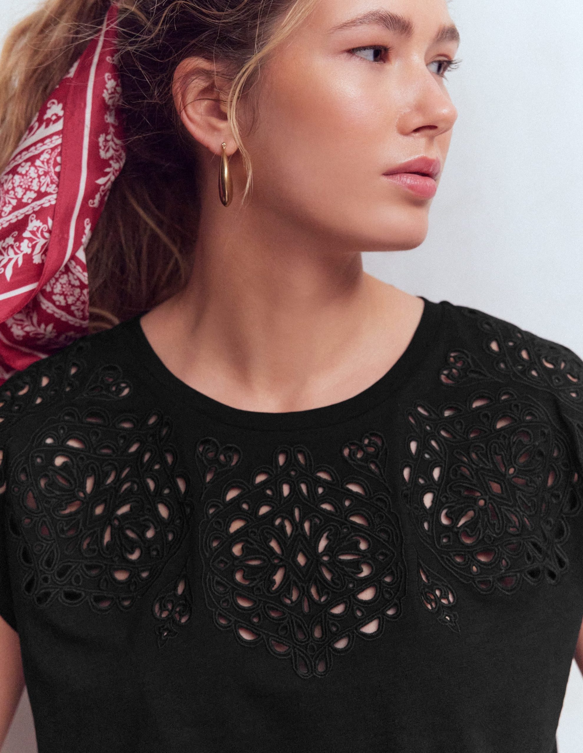 Willow Broderie T-shirt-Black Beauty - Image 2